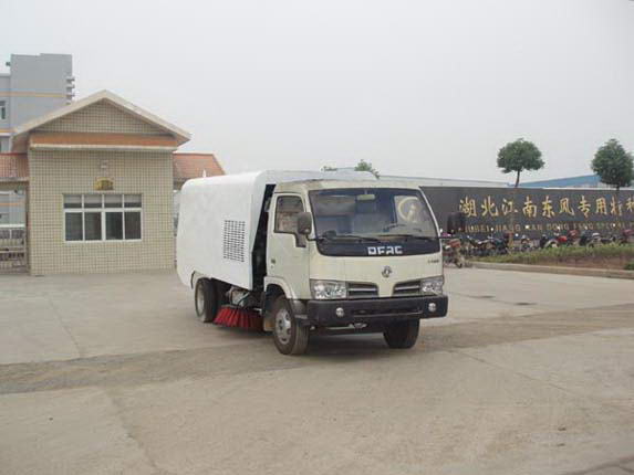 東風金霸掃路車