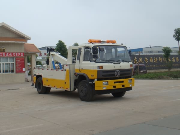 東風153平頭帶臥清障車